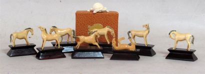 null Ensemble de 8 chevaux en ivoire sculpté et ciselé - Ht totale max : 5 cm On...