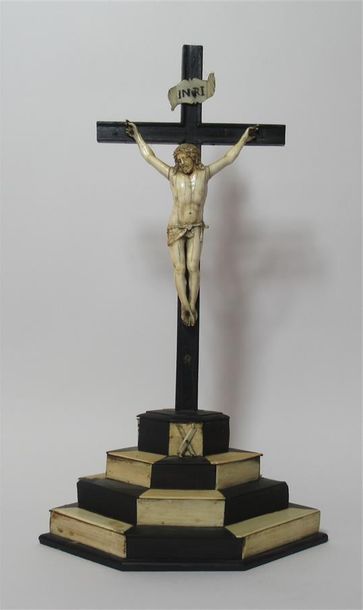 null Christ dit Huguenot en ivoire sculpté sur socle à gradins en placage de bois...