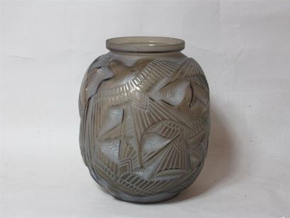 null Pierre D'AVESN (1901 - 1990/91) : Vase ovoïde à décor d'hirondelles sur fond...