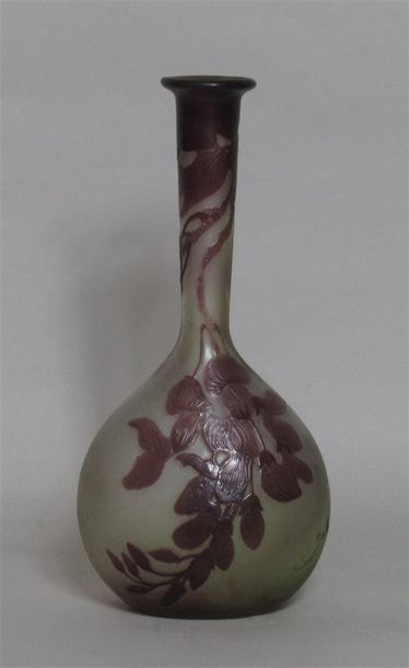 null Emile GALLE (1846-1904) Vase globulaire en verre à décor violet d'une branche...