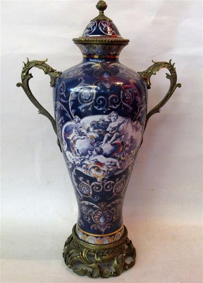null Vase couvert en porcelaine craquelée à décor en camaïeu bleu de musiciens -...