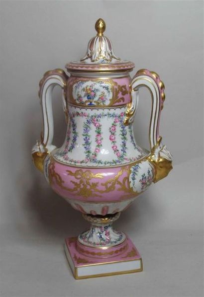 null PARIS - RUE DE LA ROQUETTE - Vase couvert en porcelaine à fond rose poudré et...