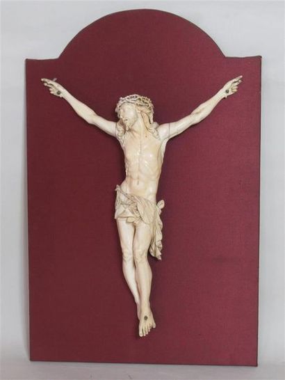null Important Christ en croix en ivoire finement sculpté et ajouré - Epoque XVIIIe...