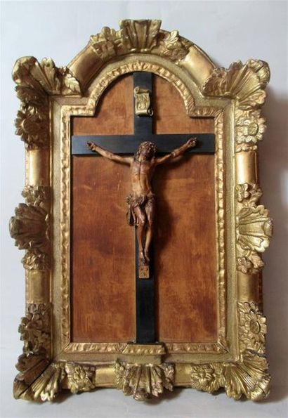 null CRUCIFIX avec Christ en croix dans un encadrement en bois et stuc redoré à décor...