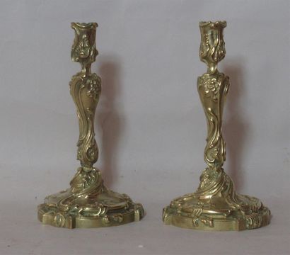 null Paire de flambeaux en bronze à patine dorée à décor Louis XV Rocaille - Epoque...