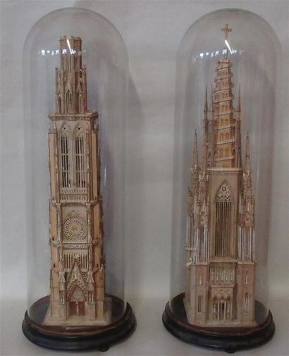 null Anonyme "Maquettes de deux flèches de cathédrales" Papier, carton, bois - Présentées...