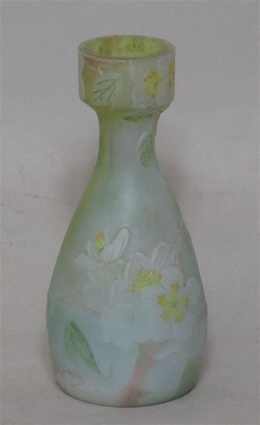 null LEGRAS - Petit vase de forme ovoïde en bord renflé en verre multicouche dégagé...