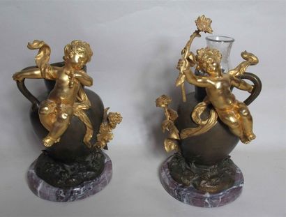 null Hippolyte MOREAU (1832-1927) Deux vases soliflore en bronze à patine bicolore...