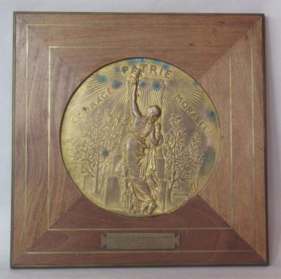 null Souvenirs de la IIIe République - Grand médaillon en bronze à patine dorée "Courage,...