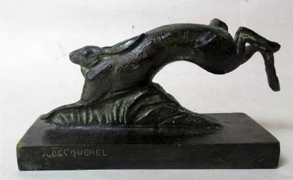 null André Vincent BECQUEREL (1893-1981) "Lièvre courant" Bronze à patine verte signé...
