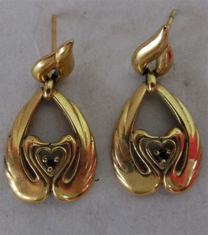 null Paire de pendants d'oreille en or jaune 18 k (750/oo) serties d'un petit saphir...