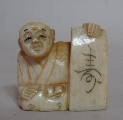 null Netsuke en ivoire sculpté d'un calligraphe tenant un kakémono - Signé ICHIYUKI...