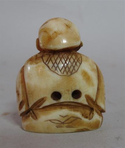 null Netsuke en ivoire sculpté d'un paysan mettant une citrouille dans un panier...