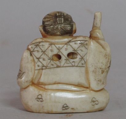 null Netsuke en ivoire sculpté d'un bûcheron assis tenant une hache - Signé ICHIYUKI...