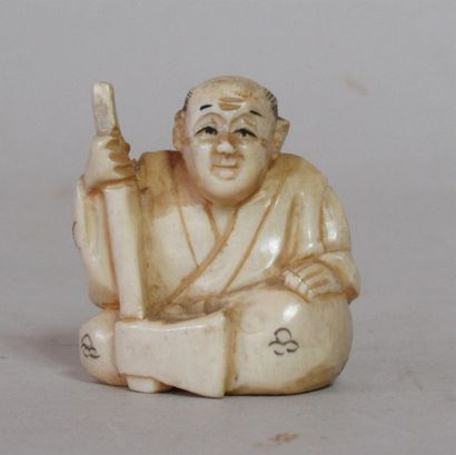 null Netsuke en ivoire sculpté d'un bûcheron assis tenant une hache - Signé ICHIYUKI...