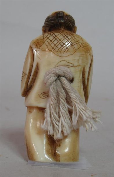 null Netsuke en ivoire sculpté d'un musicien tenant un Taiko (tambour) - Japon Meiji...