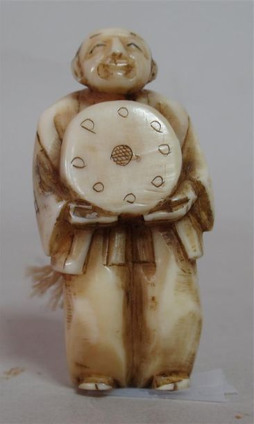 null Netsuke en ivoire sculpté d'un musicien tenant un Taiko (tambour) - Japon Meiji...