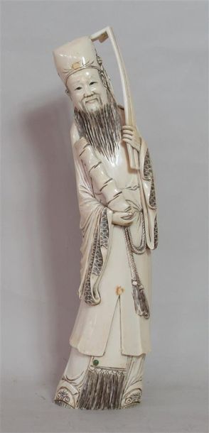 null Statuette en ivoire bien sculpté de WENZHANG tenant une tablette de lettré et...