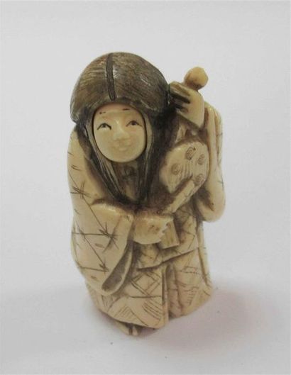 null Netsuke en ivoire bien sculpté d'un danseur de Kyogen tapant sur un tambour...