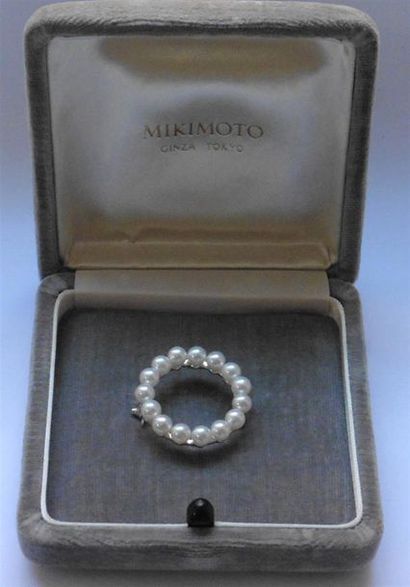 null MIKIMOTO - Broche ronde en argent (925/00) ornée de perles de culture, dans...