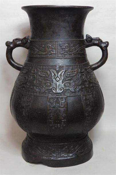 null Vase en bronze Chine, dynastie Ming, XVIIème siècle De forme balustre, inspiré...