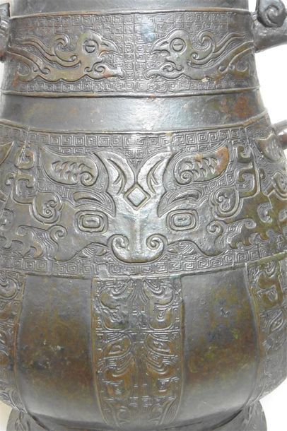 null Vase en bronze Chine, dynastie Ming, XVIIème siècle De forme balustre, inspiré...