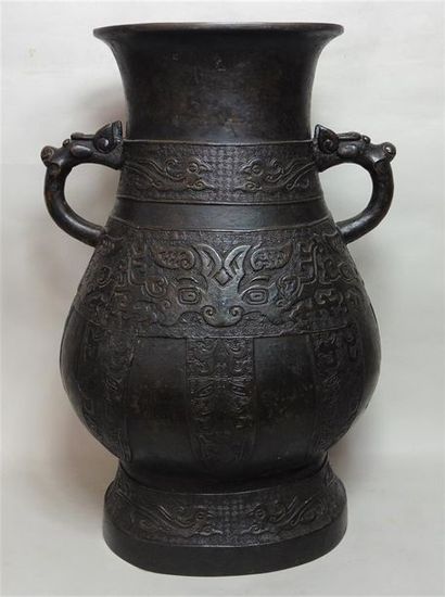 null Vase en bronze Chine, dynastie Ming, XVIIème siècle De forme balustre, inspiré...