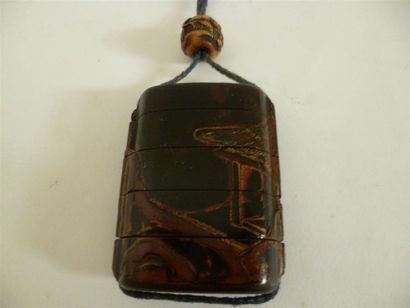 null Inro à quatre cases en laque ro-iro décoré en laque brun, nashiji-or d'une lanterne...