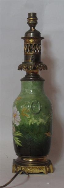null Vase en faïence à décor biface maillé de fleurs (ancienne lampe à pétrole t...