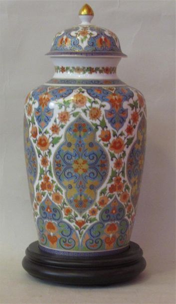 null KAISER Potiche couverte en porcelaine émaillée polychrome et or à décor floral...