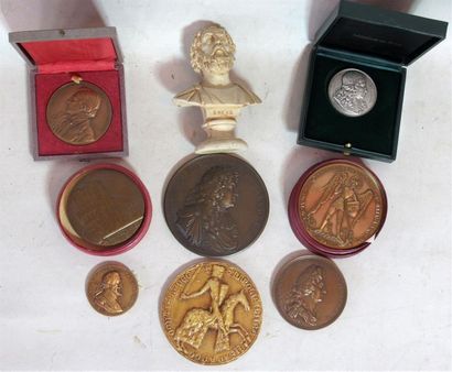 null Lot de médailles en bronze dont : Saint Michel, Louis XIV, Saintes Maries de...