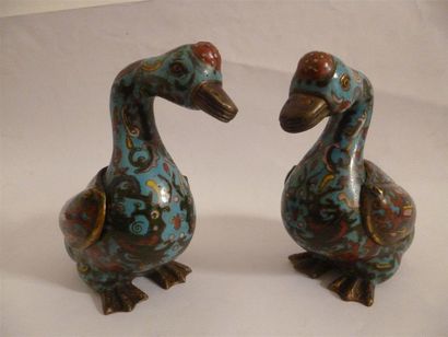 null Paire de canard formant brûle parfum en bronze doré et émaux cloisonnés polychromes...