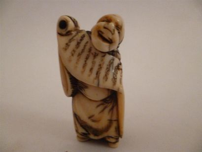 null Netsuke en ivoire bien sculpté de KANZAN déroulant un manuscrit symbole de la...