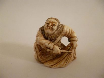 null Netsuke en ivoire bien sculpté illustrant la légende de YO-JO lacérant avec...