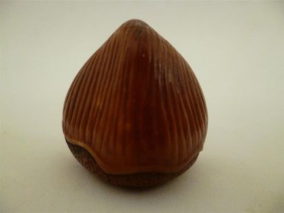 null Original netsuke en ivoire bien sculpté patiné, d'un singe dans une châtaigne...