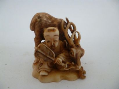 null Rare netsuke en ivoire finement sculpté d'un enfant tenant un éventail près...