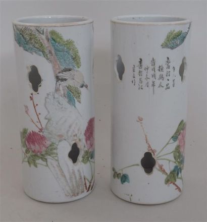null Paire de vases rouleaux en porcelaine ajourée à décor de phoenix en polychromie...