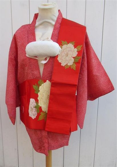 null Habit de geisha en tissu et soie rouge ornée de pivoines brodées - Japon, XXe...