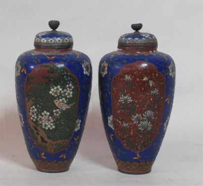 null Paire de vases en métal à décor cloisonné d'émaux polychromes - Chine, XXe siècle...
