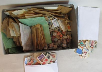 null PHILATELIE - COLLECTION de plusieurs milliers de timbres en vrac contenus dans...