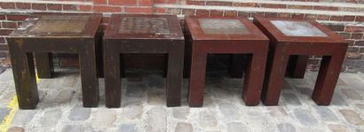 null Suite de quatre tables basses de forme carrée en bois à patine polychrome, l'intérieur...