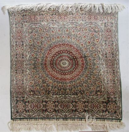 null Petit tapis persan en soie figurant un mandala auréolé de fleurs concentriques...