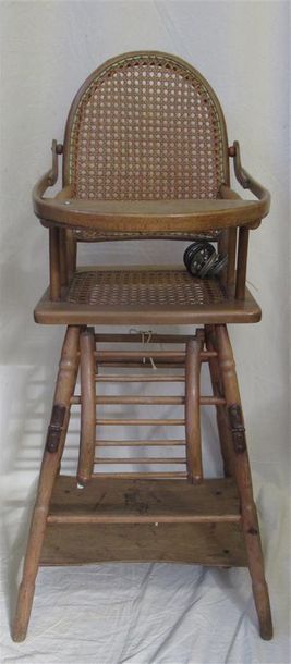 null Chaise haute de bébé en bois à fond de canne - XXe siècle (roulettes à refixer,...