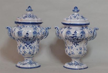 null FAENZA - Paire de vases en faïence à décor en camaïeu bleu d'un château sur...