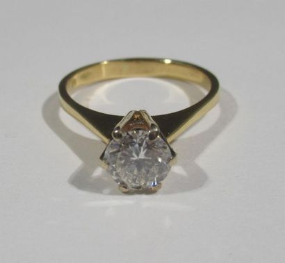 null Bague solitaire en or jaune 18 K (750/oo) surmontée d'un diamant pesant environ...