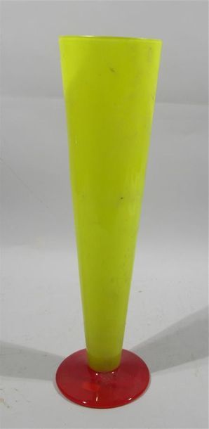 null Dans le goût de SCHNEIDER : Important vase en verre bicolore jaune et rouge....