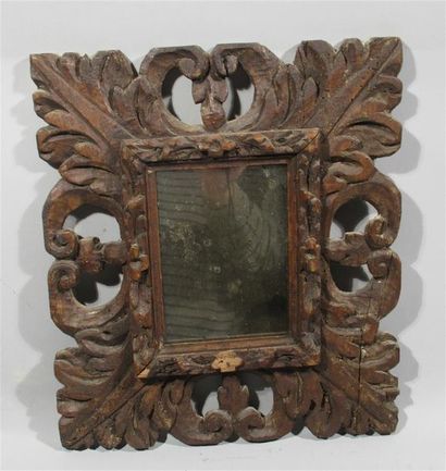 null Miroir cadre en bois sculpté et ajouré à décor de feuilles. Fin du XVIIIe siècle....