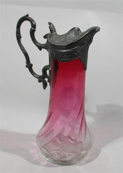 null Aiguière en verre moulé pressé à décor bicolore rose et blanc avec monture en...