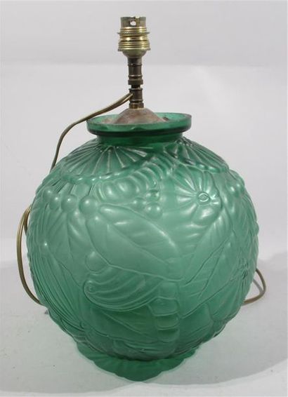 null Dans le goût d'ETLING : Important vase boule en verre de couleur verte moulé...