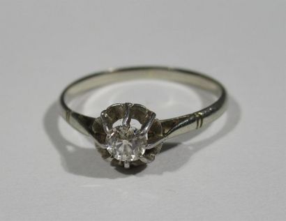 null Bague solitaire en or gris 18 K (750/oo) surmontée d'un diamant taille ancienne...
